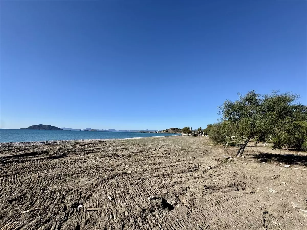 Fethiye sahilinde imara aykırı yapıların yıkımı sürüyor