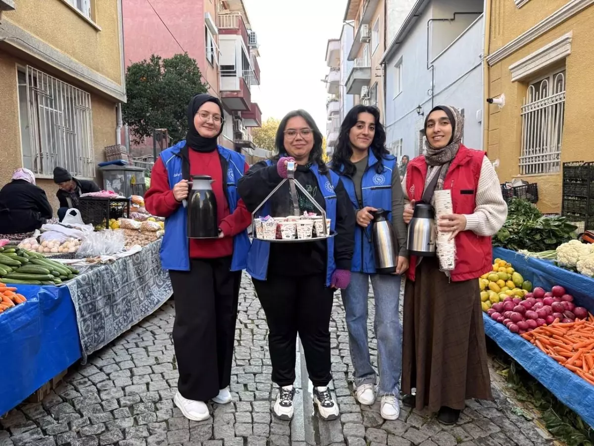 Gönüllü gençlerden pazar esnafına sıcak ikram