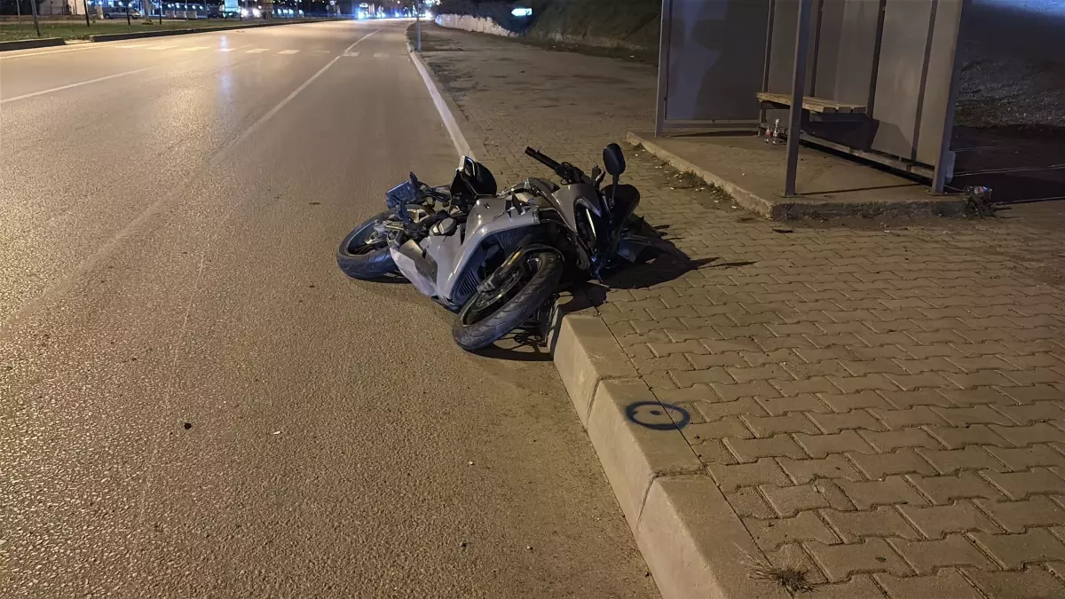Hafif ticari araç ile motosiklet çarpıştı; 2 yaralı