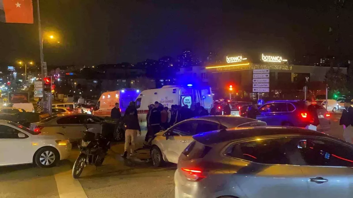 Işık ihlali yapan otomobil, iki motosiklete çarptı: 2 yaralı