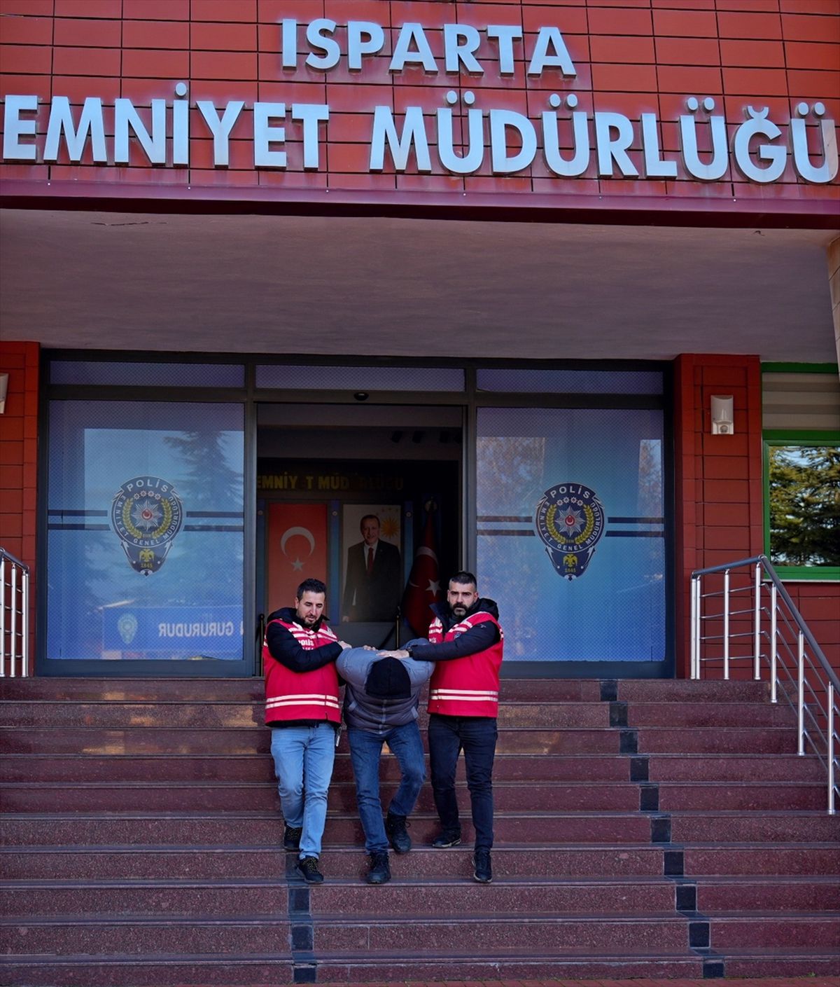 Isparta'da 22 yıl 9 ay kesinleşmiş hapis cezası bulunan hükümlü yakalandı