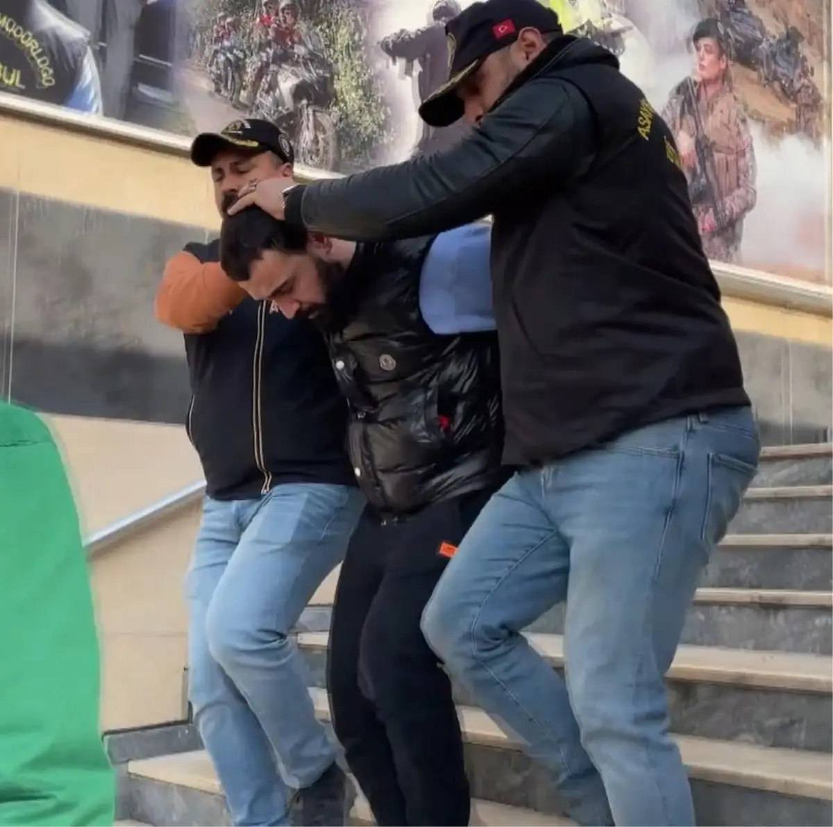 İstanbul-İstanbul'da 24 yıl 8 ay hapis cezası bulunan firari hükümlü yakalandı