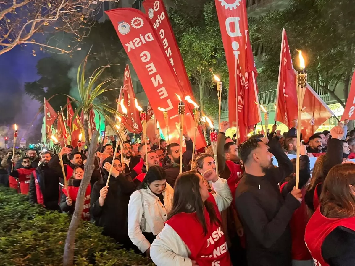 İzmir'de belediye işçileri eylemin ikinci gününde meşalelerle yürüdü
