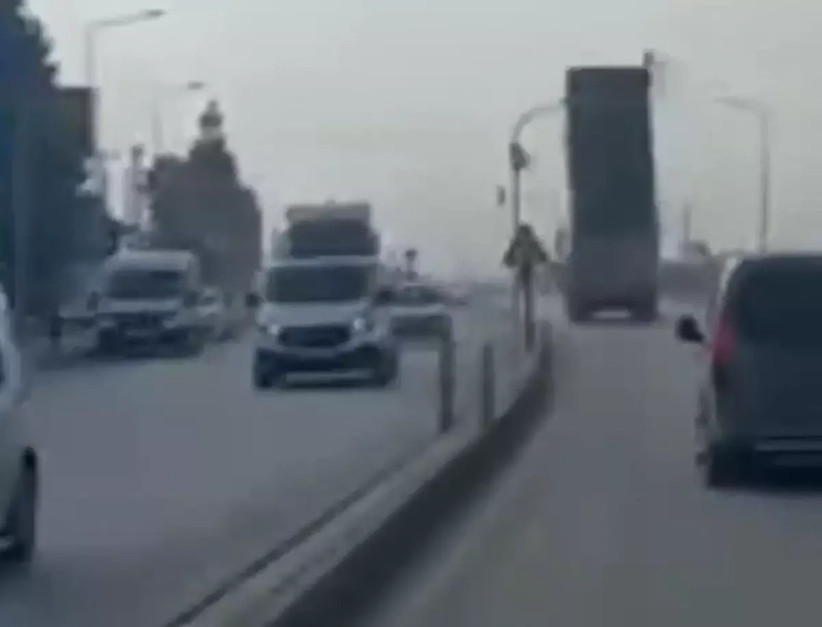 Kamyonun açık kalan damperi, trafik lambasına çarptı