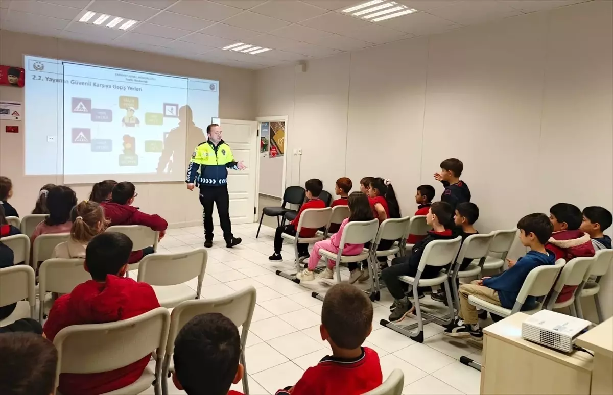 Karamürsel'de çocuklar trafik kurallarını eğlenerek öğreniyor