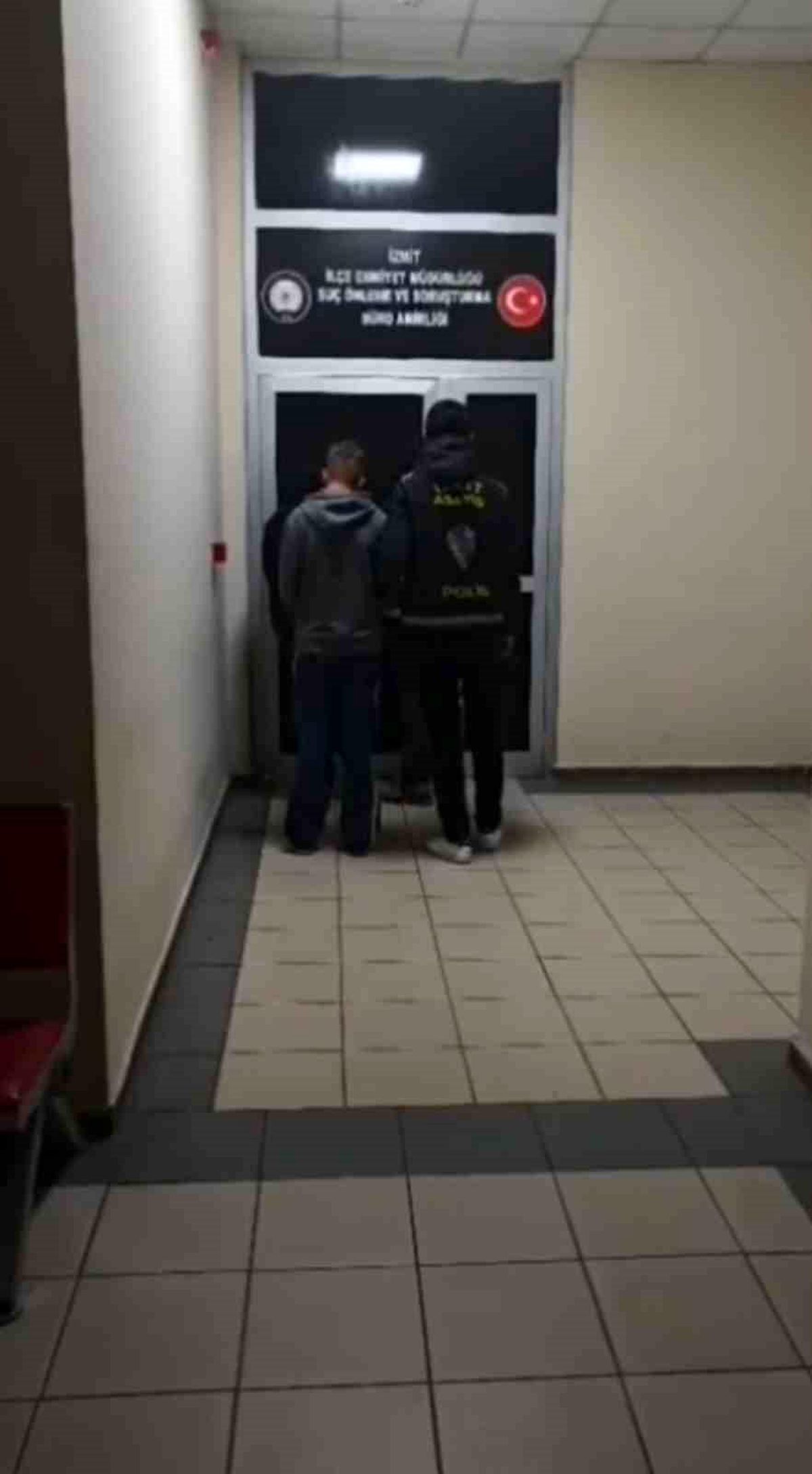 Kocaeli'de duvarlara yasa dışı bahis reklamı yazan 2 şüpheli yakalandı