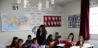 Köy okulundaki öğretmenin girişimiyle açılan sanat atölyesi öğrencilerin becerilerini geliştirdi