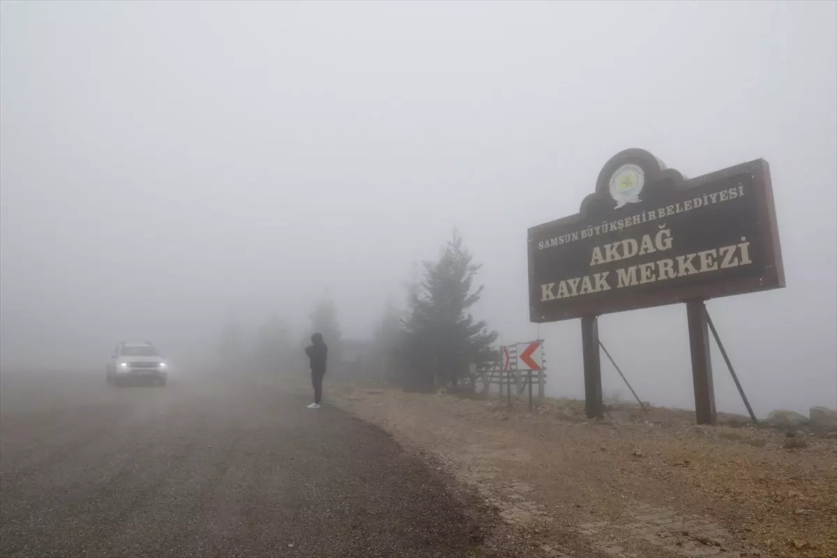 Ladik Akdağ Kayak Merkezi'nde sis etkili oldu