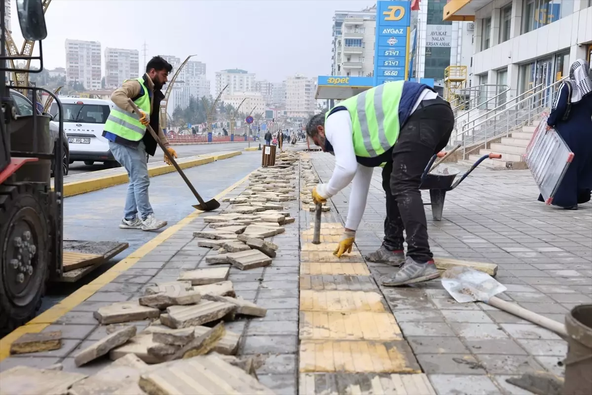 Mardin Büyükşehir Belediyesi görme engelli kılavuz yollarını yeniliyor