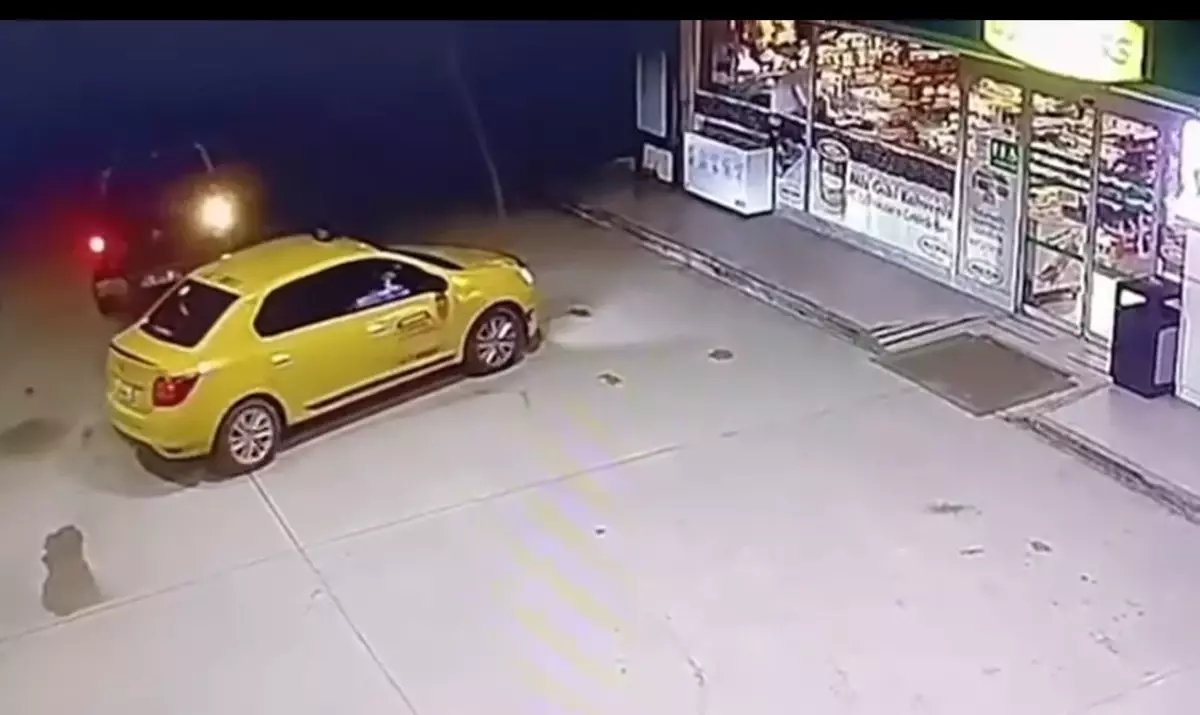 Bursa'da markete giren arkadaşının taksisini çalan şüpheli kaza yapınca yakalandı