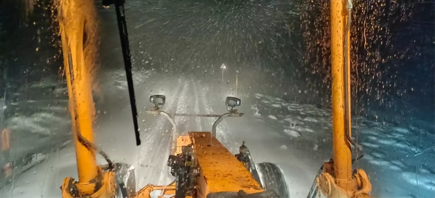 Muş'ta kar nedeniyle yolda mahsur kalanlar ekiplerce kurtarıldı