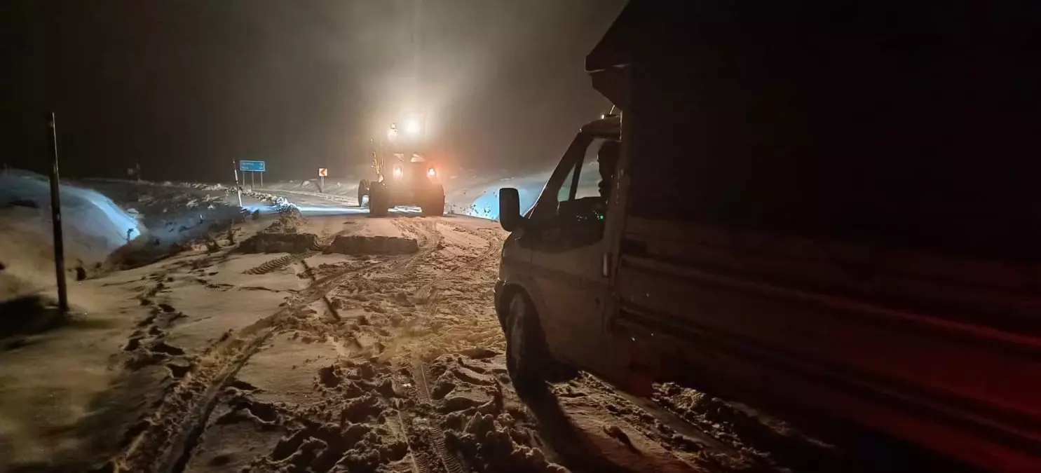 Muş'ta mahsur kalan 5 araçtaki 13 kişi kurtarıldı