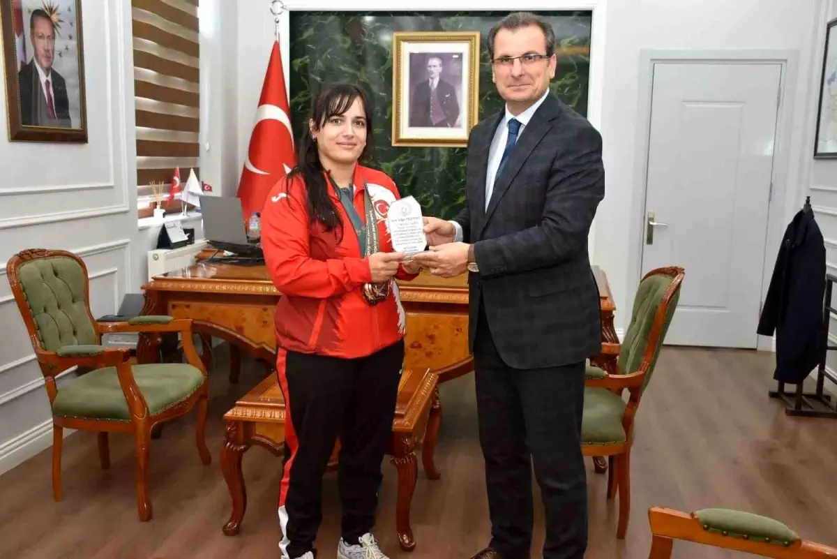 Olimpiyat madalyalı judocuya Kaymakam Güldoğan'dan plaket