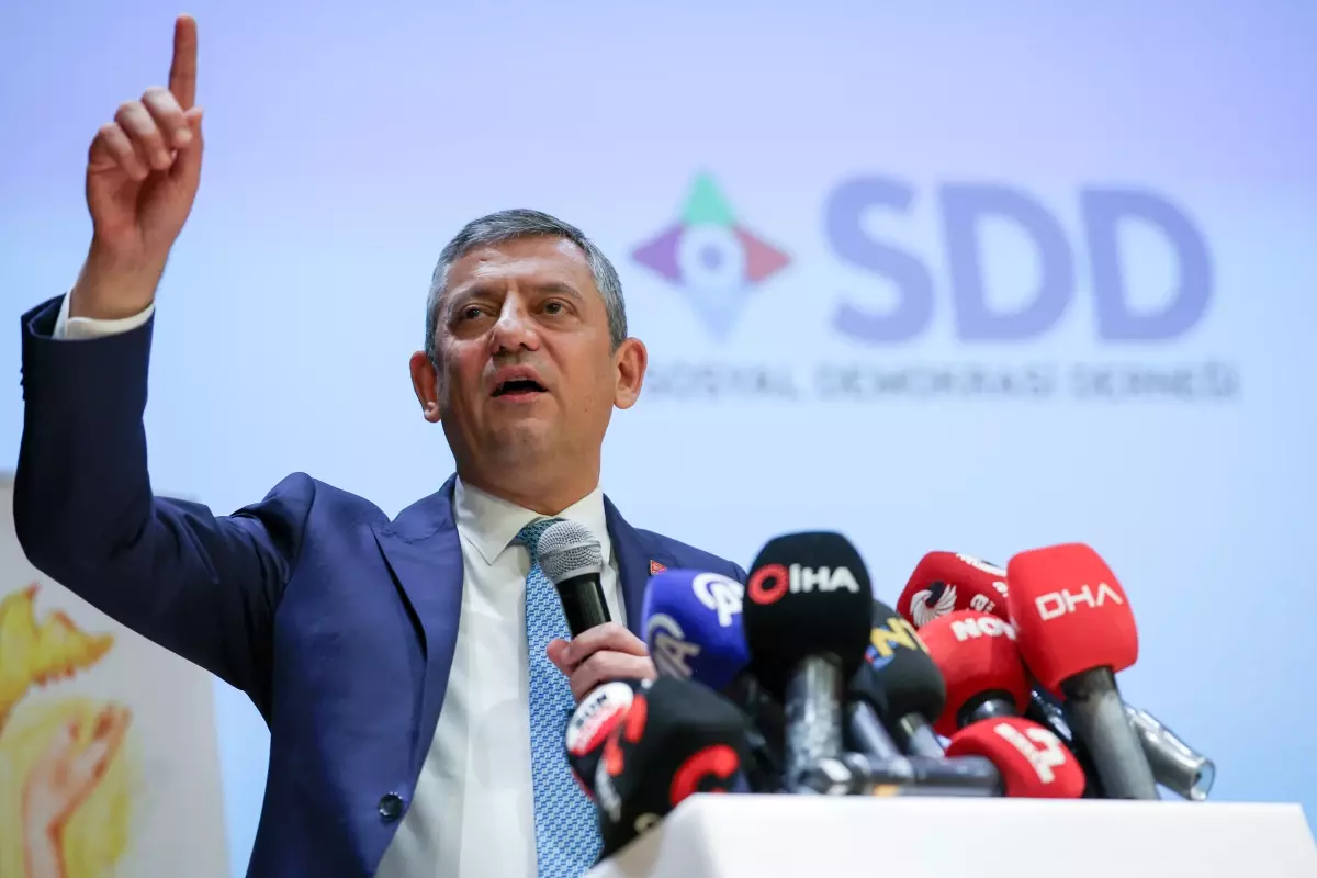 CHP Genel Başkanı Özgür Özel: 'Öyle sözle sevme, elle sevme dönemi bitti. Bizi seven arkamızdan gelsin'