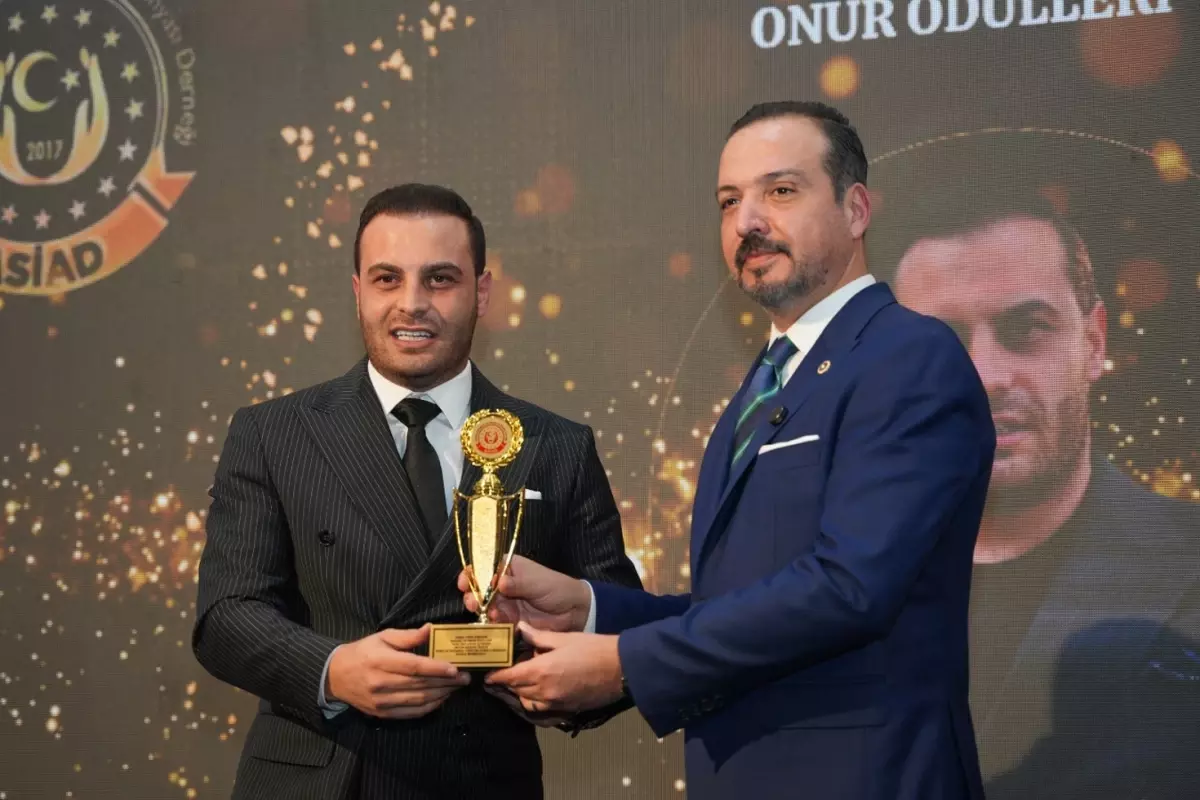 Park of İstanbul Yönetim Kurulu Başkanı Burak Memişoğlu'na 'Yılın Öne Çıkan İş İnsanı-Üstün Başarı Ödülü'