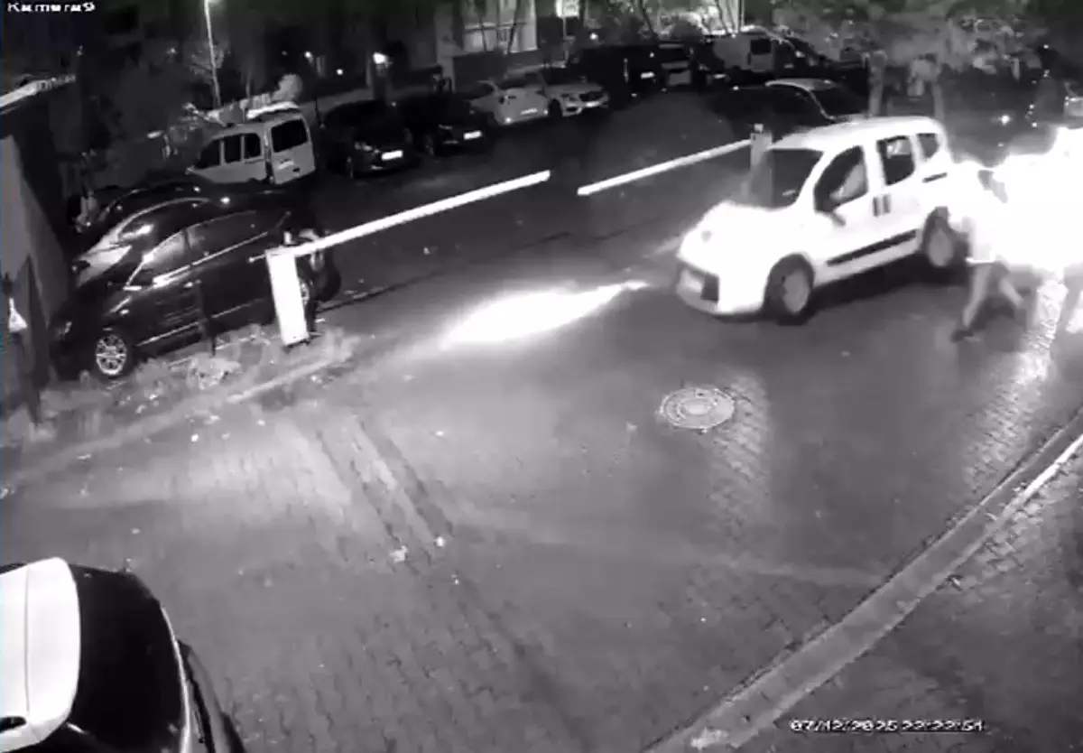 Pendik'te direksiyon hakimiyetini kaybeden sürücü ortalığı birbirine kattı