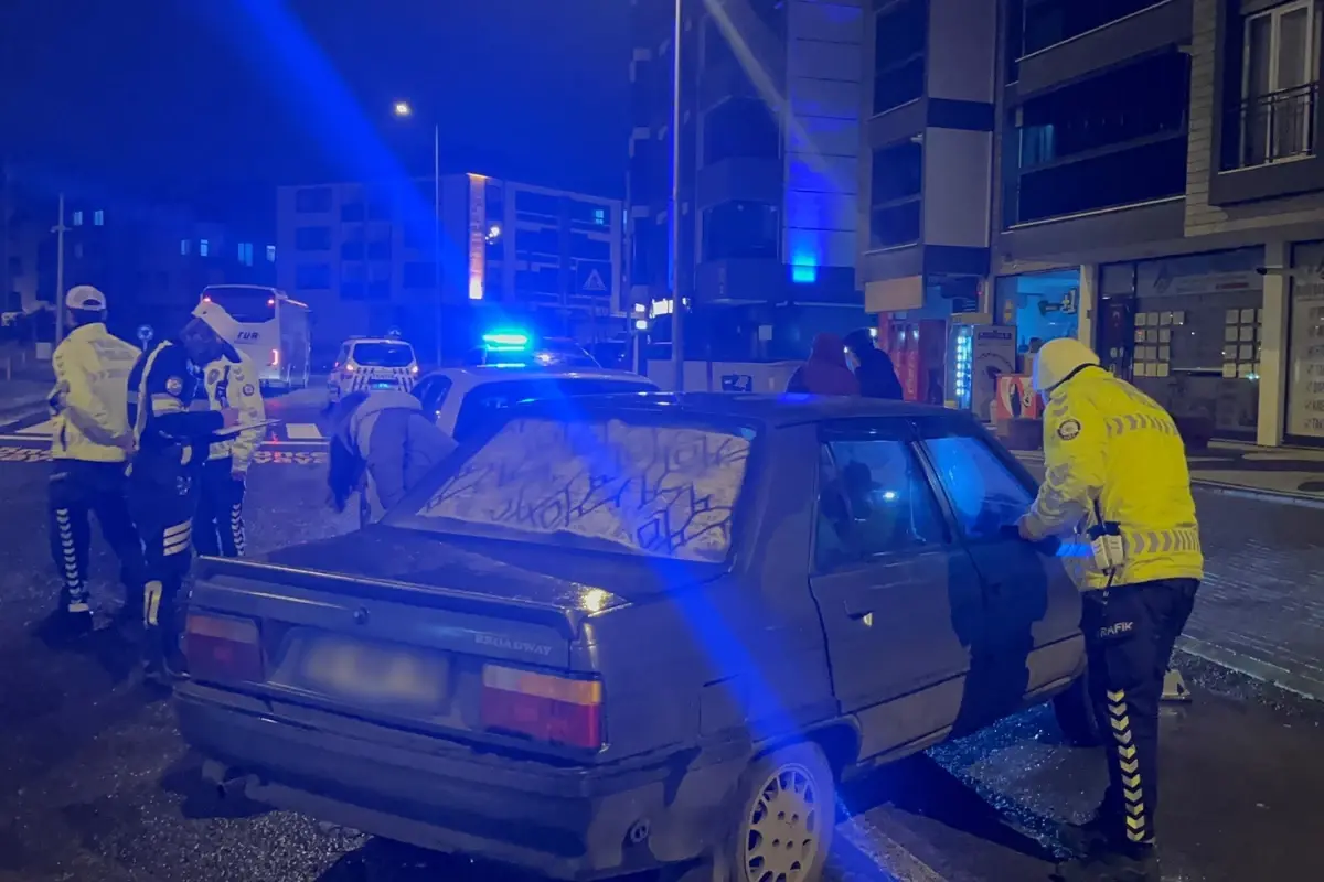 Polisi duyunca 'Ağabeyimi arayacağım' deyip aracını bırakıp kaçtı