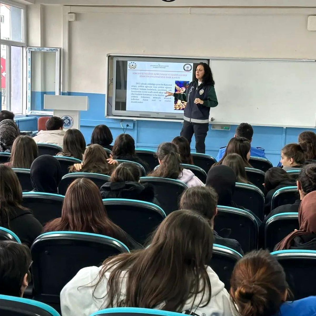 Polisten lise öğrencilerine yönelik eğitim