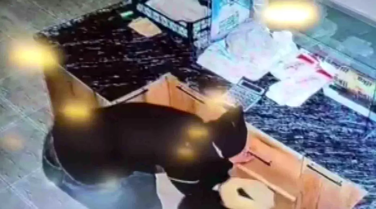 Sadaka kutusu ve nakit para çalan şahıslar kameraya yakalandı