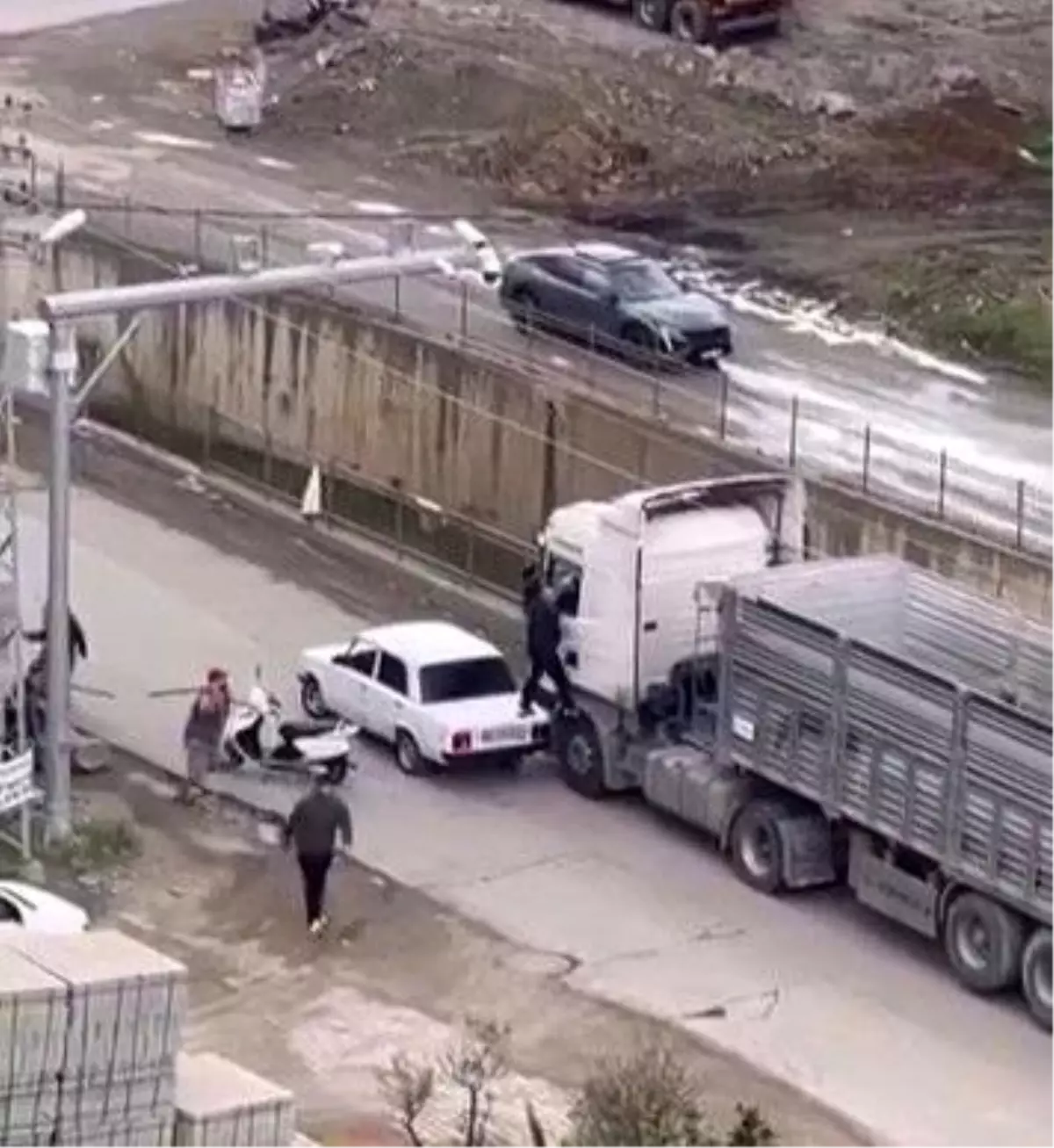 Samsun'da tır şoförüne sopayla saldırdılar