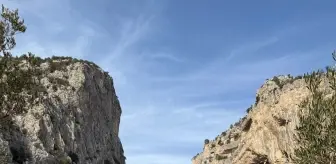 Sarp kayalarla çevrili Kapıkaya Kanyonu kışın da tırmanış tutkunlarını ağırlıyor