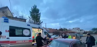 Sivas'ta hafif ticari araç ile otomobil çarpıştı, 3 kişi yaralandı