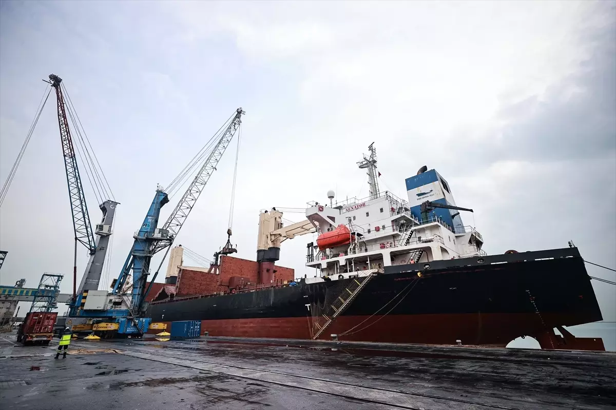 Sudan'a çadır ulaştıracak ikinci yardım gemisi Mersin'den yola çıktı