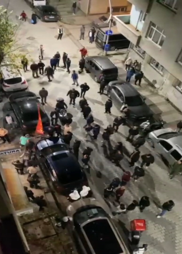 Sultangazi'de 14 yaşındaki kız evine dönmedi, yakınları 'taciz' iddiasıyla arkadaşının ailesine saldırdı Sultangazi'de 14 yaşındaki kız evine dönmedi, yakınları 'taciz' iddiasıyla arkadaşının ailesine saldırdı