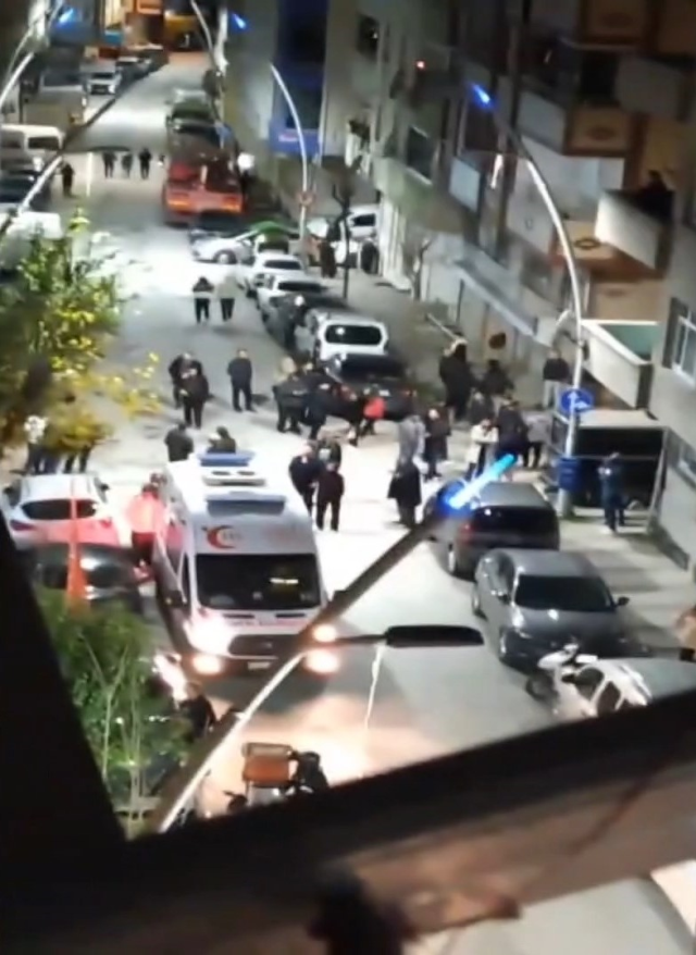 Sultangazi'de 14 yaşındaki kız evine dönmedi, yakınları 'taciz' iddiasıyla arkadaşının ailesine saldırdı Sultangazi'de 14 yaşındaki kız evine dönmedi, yakınları 'taciz' iddiasıyla arkadaşının ailesine saldırdı