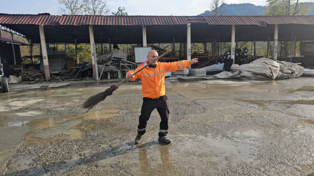 Temizlik görevlisi müzik sesine dayanamıyor: Kendimden geçiyorum Temizlik görevlisi müzik sesine dayanamıyor: Kendimden geçiyorum