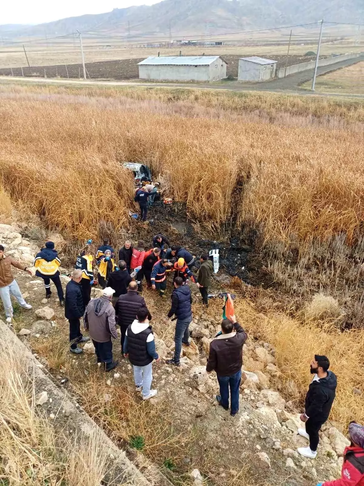 Van'da araç bataklığa uçtu: 5 yaralı