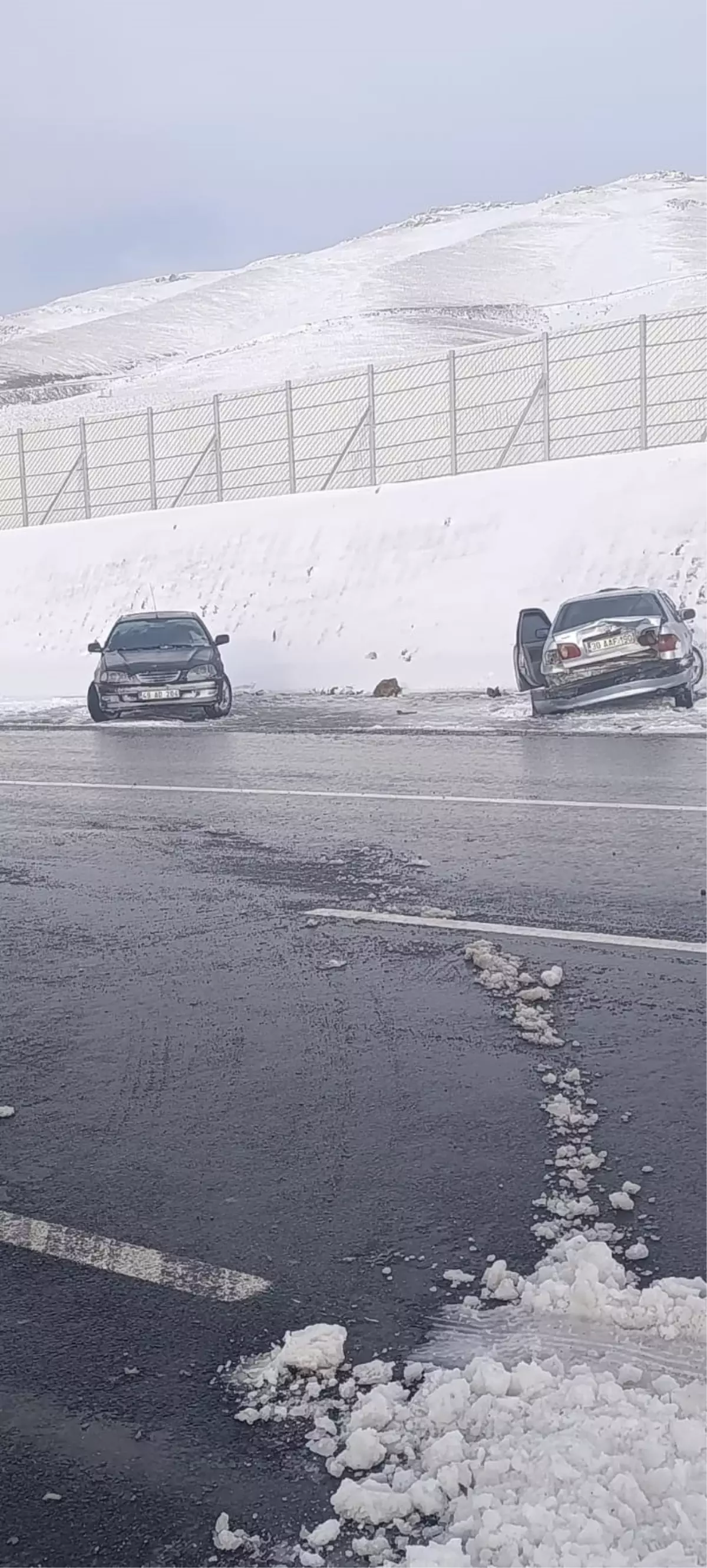 Van'da buzlanmış yolda zincirleme kaza; 5 yaralı
