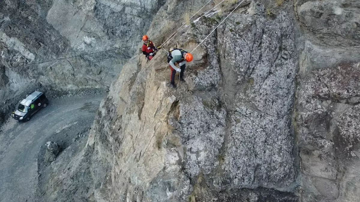 Yusufeli'de kaya riskine karşı endüstriyel dağcılar görevde