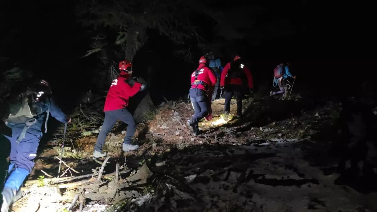 Adana'da dağda mahsur kalan 3 kişi için kurtarma çalışması başlatıldı