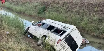 Adana'da sulama kanalına devrilen minibüsteki 18 kişi yaralandı