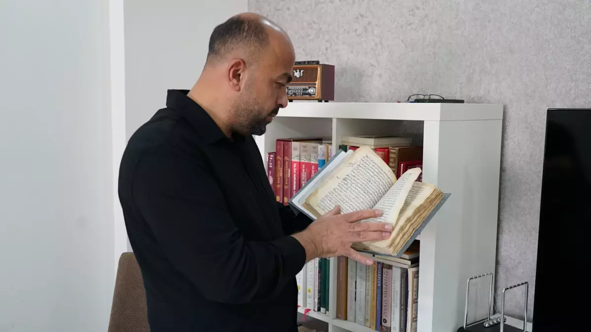 300 yıllık el yazması kitap özenle korunuyor