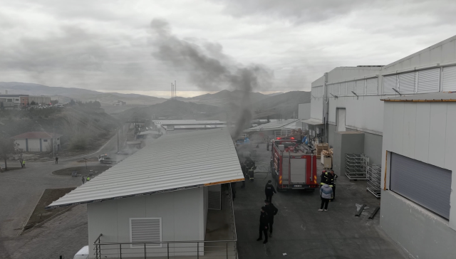 Alev alev yanan dev fabrika küle döndü