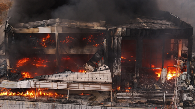 alev alev yanan fabrika kule dondu biri bitmeden 19343158 3414 m