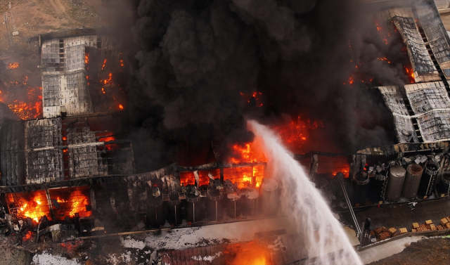 alev alev yanan fabrika kule dondu biri bitmeden 19343158 5218 m