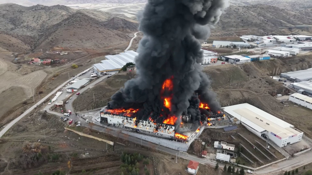 alev alev yanan fabrika kule dondu biri bitmeden 19343158 737 m