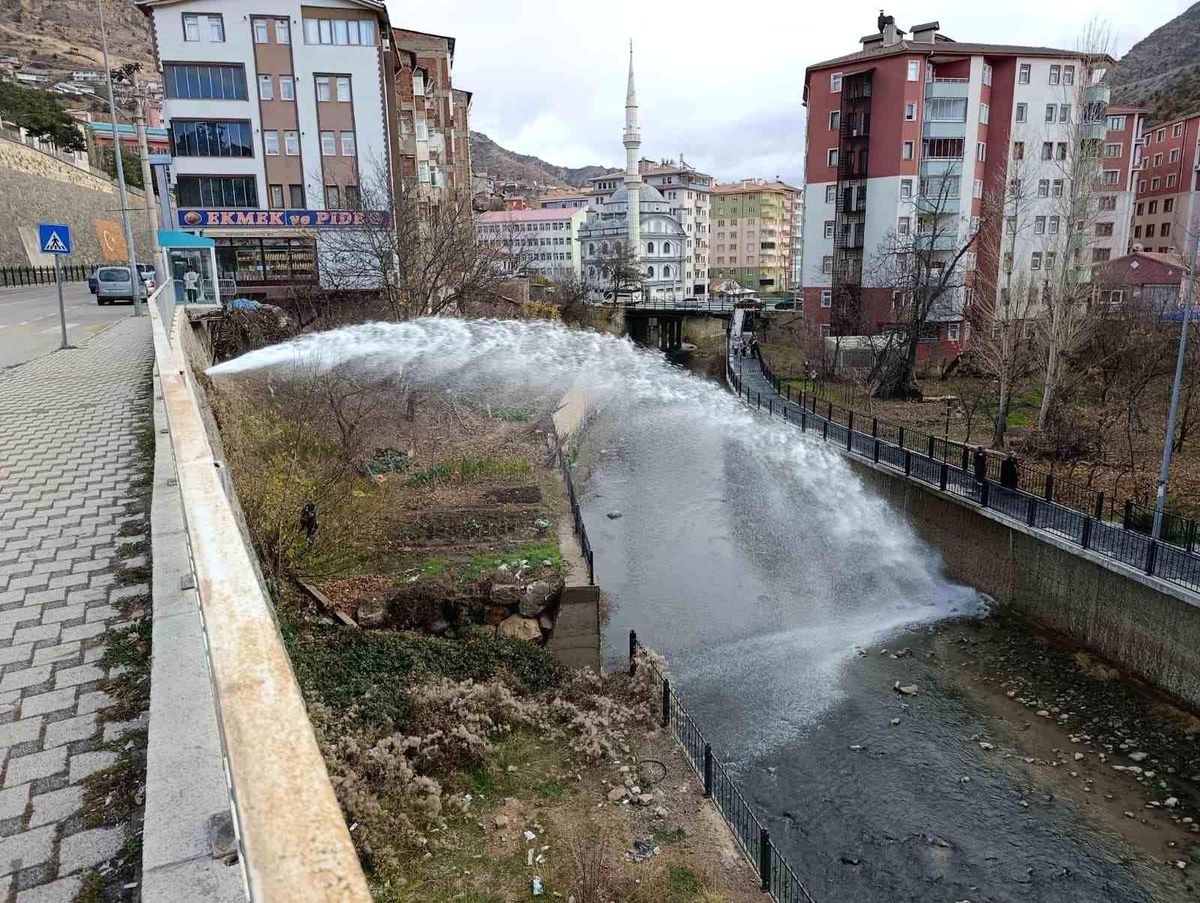 Ana su hattındaki tonlarca su Harşit Çayı'na aktı