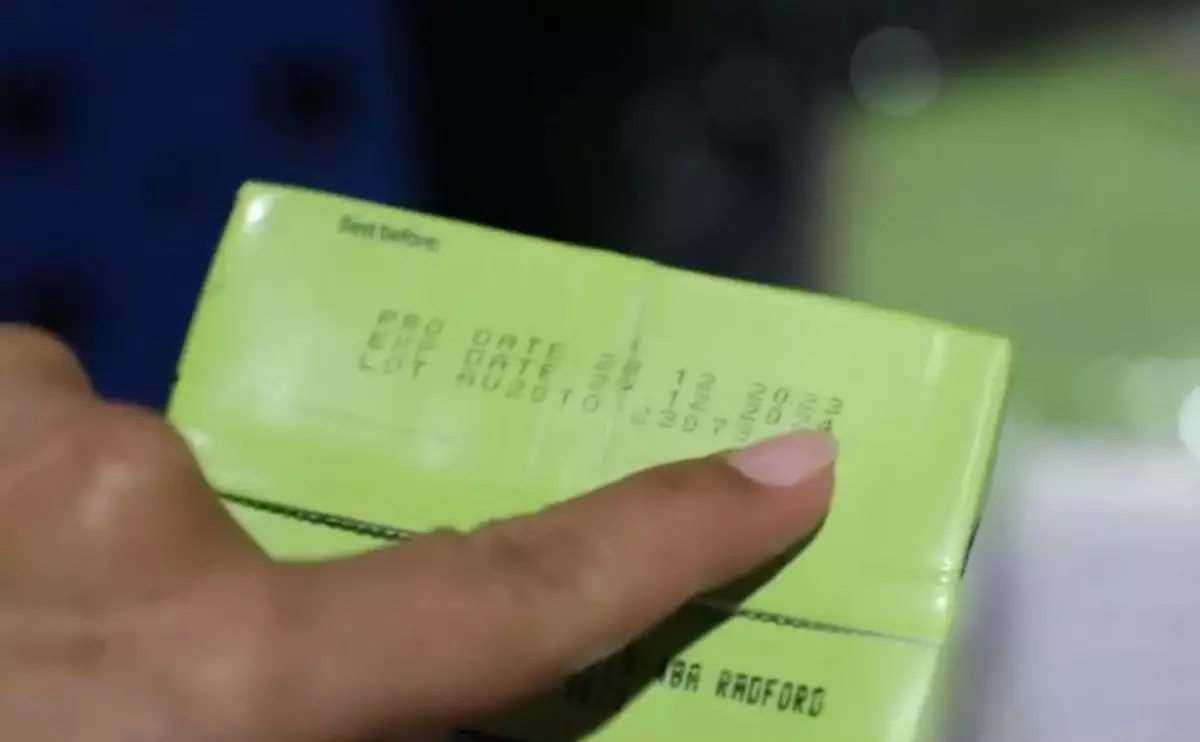 Antalya'da tarihi geçmiş gıdaların piyasaya sürülmek üzere etiketinin değiştirildiği depoya baskın