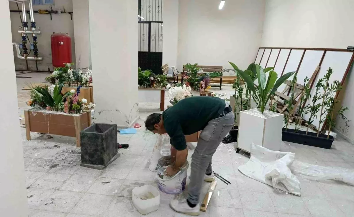 Atık malzemelerle okulu süslüyor