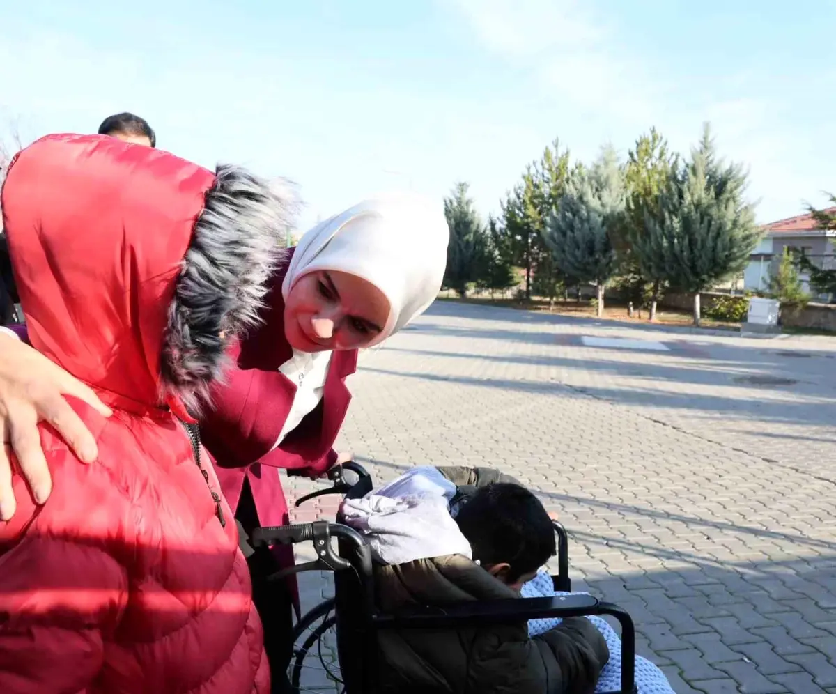 Bakan Göktaş, Ankara'da kardeşleriyle birlikte devlet korumasına alınan Adnan'ı ziyaret etti