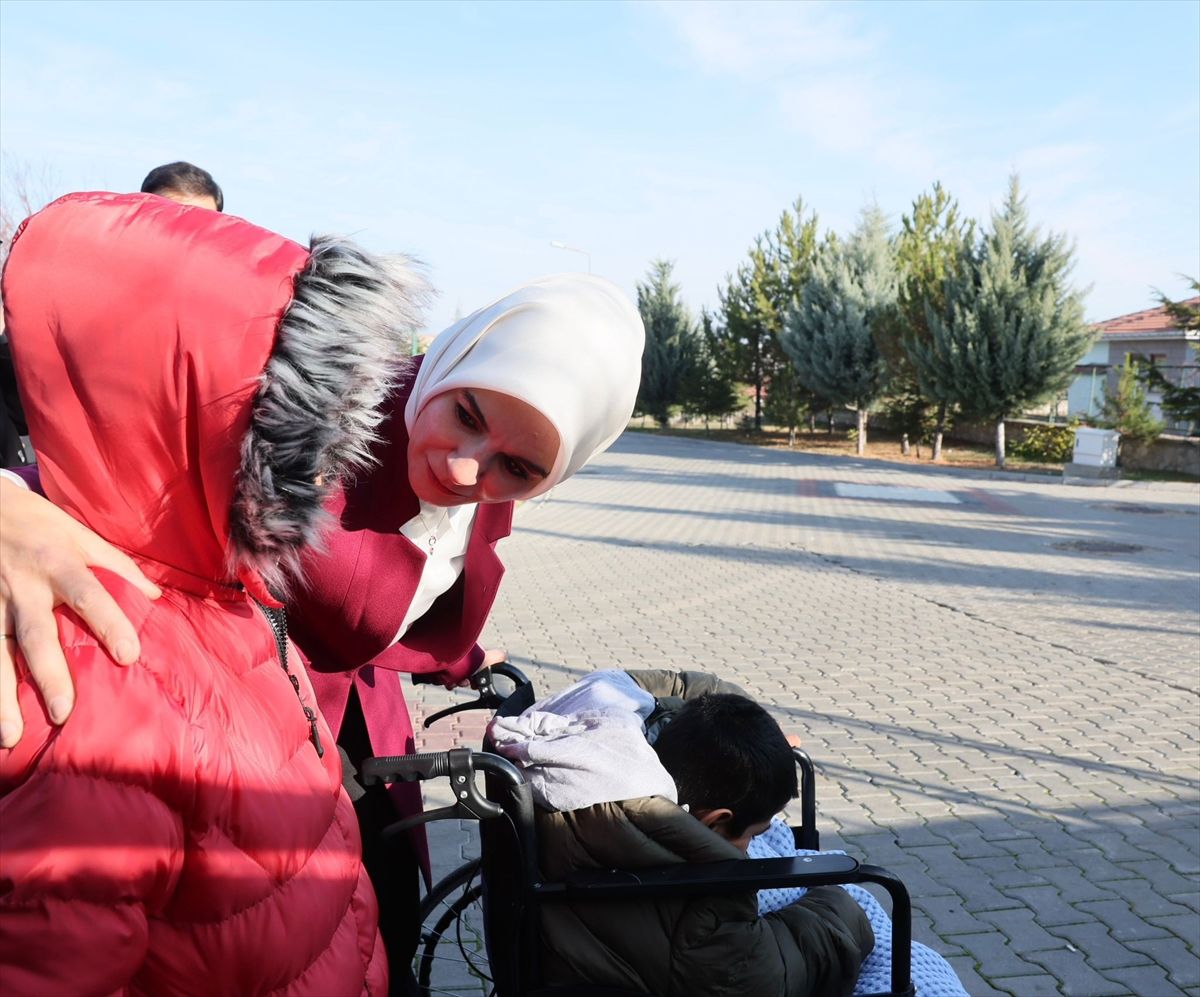 Bakan Göktaş, kardeşleriyle devlet korumasına alınan Adnan'ı ziyaret etti Açıklaması