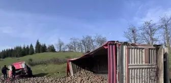 Bursa'da tırın emniyet şeridindeki araçlara çarptığı kazada 4 kişi yaralandı