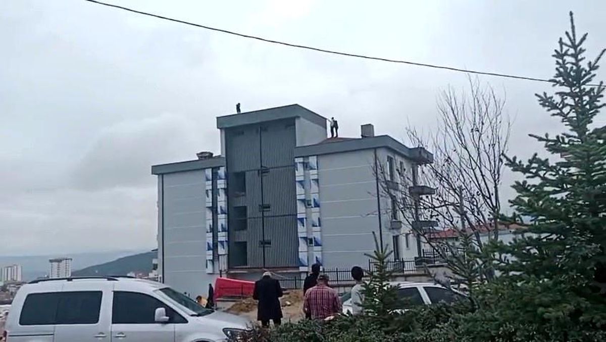 Çalıştığı firmadan alacağını alamadığını iddia eden işçi çatıya çıktı