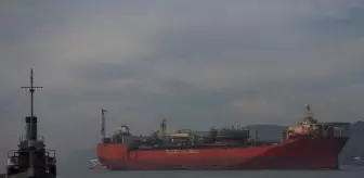 Doğal gaz tankeri 'Gryphon A' Çanakkale Boğazı'ndan geçti