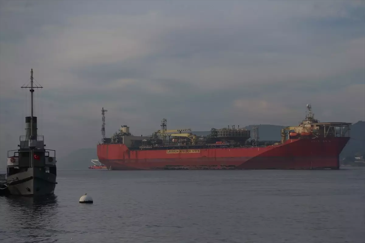 Doğal gaz tankeri 'Gryphon A' Çanakkale Boğazı'ndan geçti