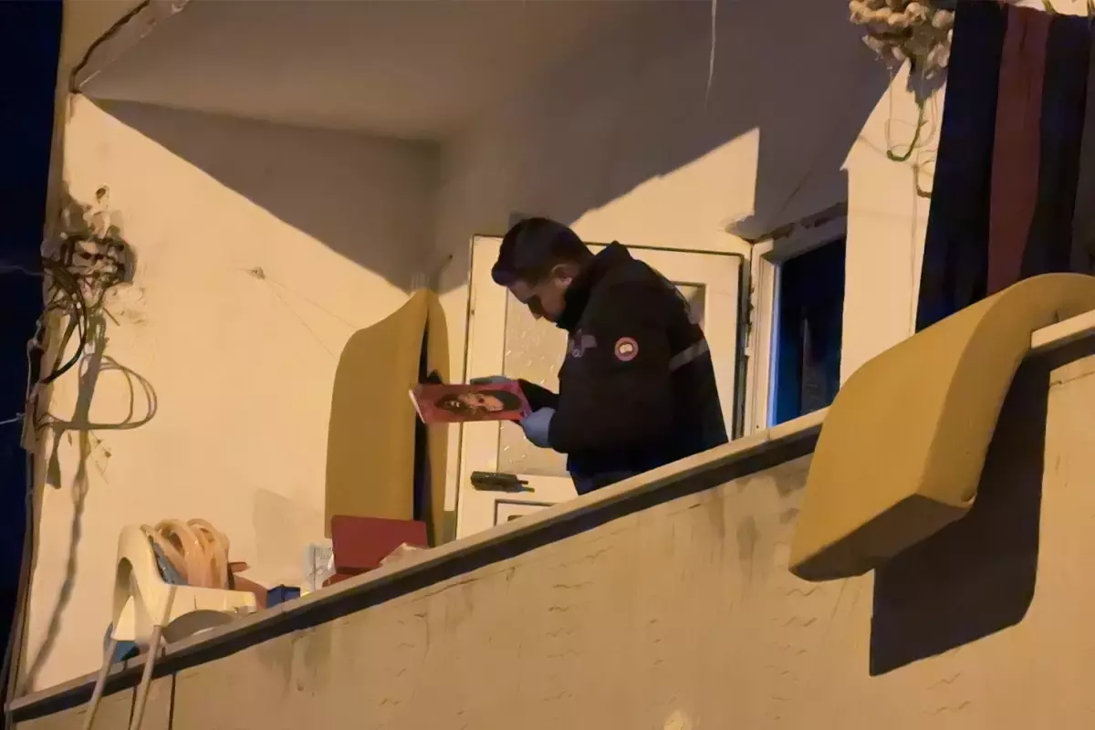 Eve silah zoruyla girip anne ve küçük kızını darbedip ağızlarını bantladılar